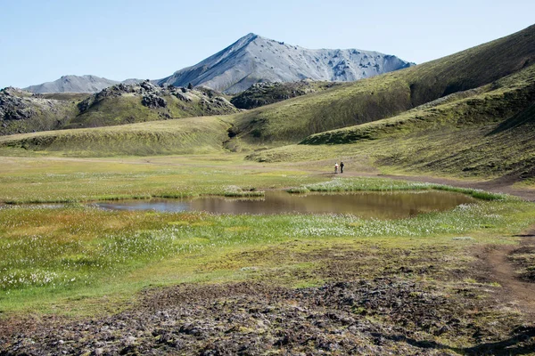 Bela Trilha Entre Montanhas Lagos Com Casal Distância Islândia — Fotografia de Stock