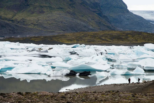 Jokursarlon冰川前与难以辨认的游客 — 图库照片