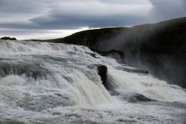 Gullfoss toplam yüksekliği 31 metre ve derinliği 70 metre olan iki şelaleden oluşur..
