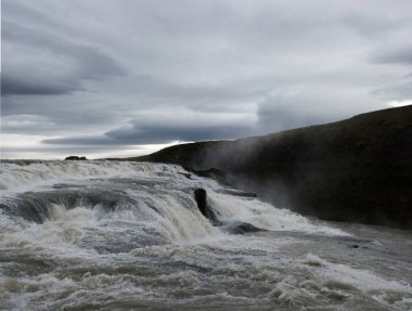 Gulfoss toplam yüksekliği 31 metre ve derinliği 70 metre olan iki şelaleden oluşur..