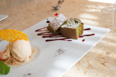 Paylaşacak çeşitli tatlılar da var. Bisküvi ve dondurma. Portekiz