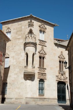 Ciudad Rodrigo, aynı zamanda Mirobriga olarak da bilinir. Şehrin kenar mahallelerindeki antik Kelt köyüyle bağdaştırmak isteyenler tarafından. Önemli bir sınır kalesi var. Wellington Dükü 'nün 10 günlük kuşatmasının yapıldığı yer..