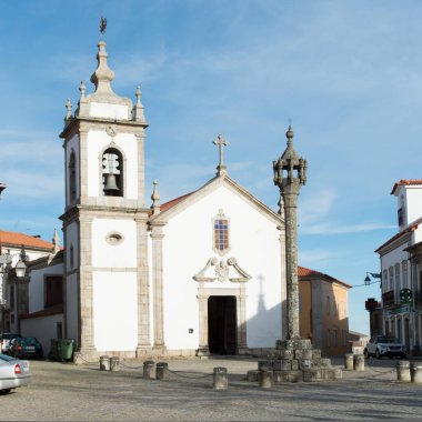Portekiz, Trancoso 'daki Aziz Peter Kilisesi manzarası. Taş Pelhourinh