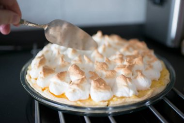 Beyaz insan eli ev yapımı limonlu turta servis etmek üzere.