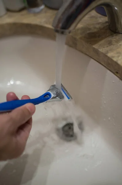 Ręka Białego Człowieka Myjącego Brzytwę Wodą Klosowanie — Zdjęcie stockowe