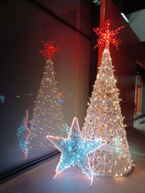 Açık havada Noel süsü. Renkli yıldızlı beyaz noel ağacı