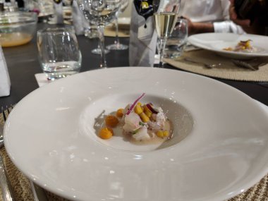 Beyaz tabakta nefis Peru ceviche 'si