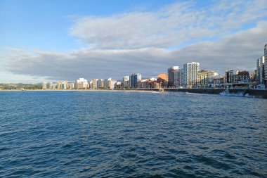 San Pedro kilisesinden Gijon kıyı şeridinin güzel manzarası. SUnny dat