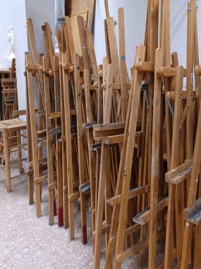 Birçok ressam beyaz bir sınıfta insan olmadan resim sehpası yapar, hepsi çöker. Beyaz duvarlar