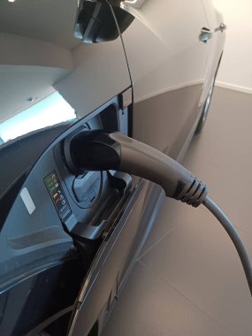 Elektrikli arabanın aküsünü şarj et. İspanya