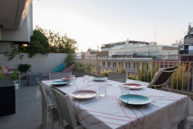 Özel teras, yemek için hazır masa. Şehirde yaz mevsimi