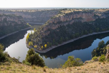 Nehir kıvrımlarının havadan görünüşü. Duraton Nehri, Segovia, İspanya.