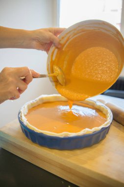 Kabak kabuğunu dolduran kadın ellerine yakın çekim. Madrid, İspanya