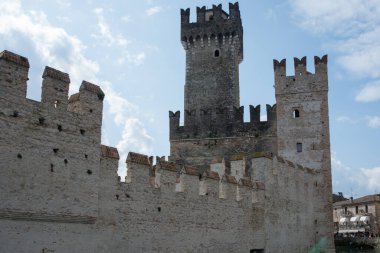 Garda Gölü 'nün yanındaki Sirmione' de güzel bir ortaçağ kalesi. İtalya