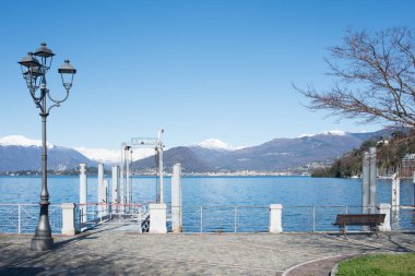 Laveno Monbello 'nun güzel rıhtımı, Maggiore Gölü, İtalya