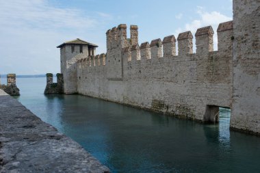Sirmione, İtalya 'daki Iago di Garda' nın Picturesque kalesi.