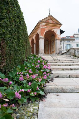 İtalya, Baveno 'daki resimlerle dolu güzel koridora çıkan merdivenler. St. Gervasio ve Protasio Kilisesi