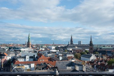 Kopenhag şehir merkezinde. Yuvarlak kuleden hava görüntüsü. Yaz güneşli bir gün