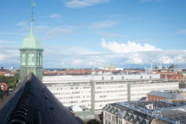 Yuvarlak kuleden Kopenhag 'ın hava manzarası. Bulutlu mavi gökyüzü