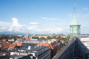 Kopenhag 'da yaz günü. Yuvarlak kuleden hava görüntüsü, insan yok..