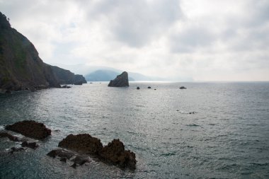 Biscay Körfezi 'nin güzel manzarası, Gaztelugatxe' li San Juan yakınlarında.