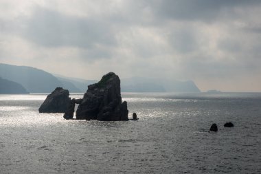 Gaztelugatxe 'li San Juan yakınlarında güzel kayalar. Biscay Körfezi, İspanya