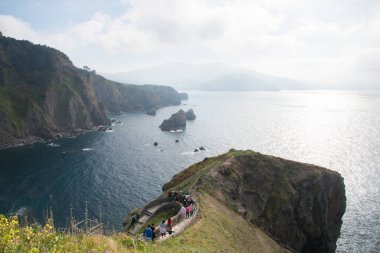 Gaztelugatxe 'li San Juan yakınlarındaki uçurumların güzel hava manzarası. Biscay Körfezi