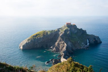 Gaztelugatxe 'li San Juan' ın güzel hava manzarası. Biscay Körfezi. İspanya