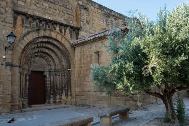 Archade 'li güzel taş kapı. El Frago 'daki kilise, Zaragoza, İspanya