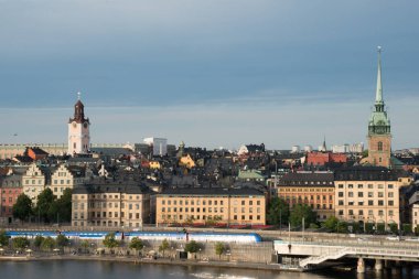 Stockholm 'ün ufuk çizgisi. Köprüden geçen tren adaları birbirine bağlıyor