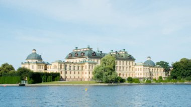 Drottningholm Sarayı 'nın güzel manzarası, İsveç Kralı ve Kraliçesinin daimi ikametgahı. Stockholm, İsveç