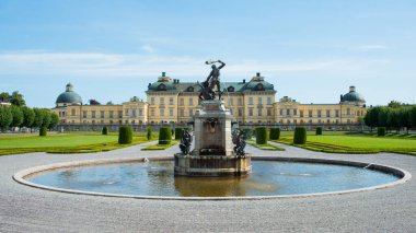 Drottningholm sarayının ve bahçelerin güzel manzarası, İsveç kral ve kraliçesinin daimi ikametgahı. Stockholm, İsveç