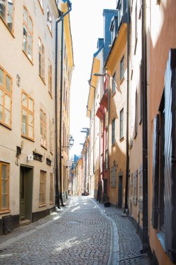 Gamla Stan, Stockholm, İsveç 'te renkli boş bir cadde. Avrupa mimarisi