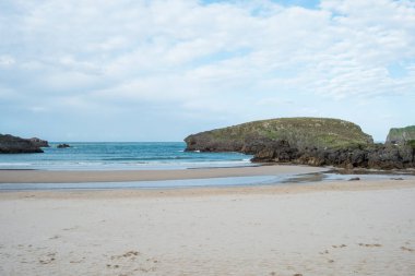 Barro plajı, Llanes. İnsansız deniz manzarası. İspanya