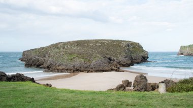 İki kumsalı olan Barro 'nun güzel manzarası. İnsan yok. Llanes, Asturias, İspanya