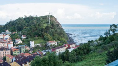 İspanya 'nın Asturias şehrinde güzel bir sahil villası olan Ribadesella' daki Atalaya plajının hava manzarası.