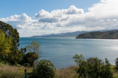 Lastres yakınlarındaki Cantabrian sahilinin güzel manzarası. Asturias, İspanya. Lastres güzel bir balıkçı köyüdür. Günümüzde burası da önemli bir turistik yerdir..