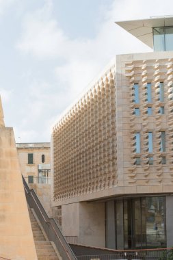 Malta Parlamentosu binası cephesi. Valletta, Malta. Kimse yok.