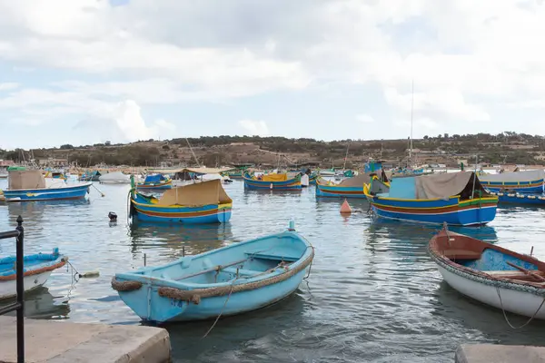 Malta 'nın Marsaxlokk limanındaki geleneksel renkli tekneler Luzzu. Avrupa