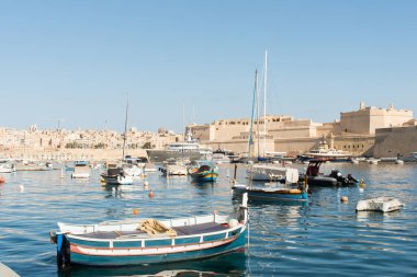 Valletta Limanı 'nda geleneksel balıkçı tekneleri. Malta, Avrupa