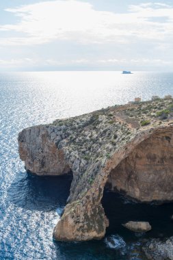 Blue Grotto, Malta, Avrupa 'da. Turistik tekneler kayadaki doğal kemer penceresinin altından geçiyor.