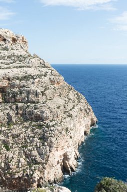 Malta 'nın güneyinde, Blue Grotto yakınlarında güzel bir kireçtaşı sahili var. İnsan yok, güneşli bir gün. Blue Grotto, Malta 'nın en önemli turistik merkezlerinden biridir..