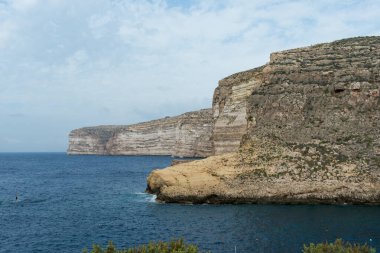 Gozo adasının güzel kayalık kıyıları, Malta. İnsanlar yok, güneşli bir gün..