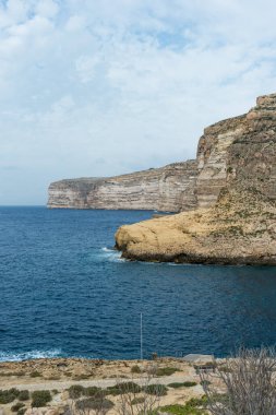 Gozo adasının güzel kayalık kıyıları, Malta. İnsanlar yok, güneşli bir gün..