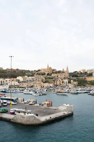  Gozo 'daki Mgarr Limanı, aynı zamanda Mdzhar Limanı olarak da bilinir. Gozo, Malta. Tepenin tepesindeki Ghajnsilelem Eski Kilise 