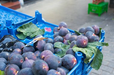 Konteynır kutusunda olgun incirler. Yerel pazarda taze meyve satıyorum.