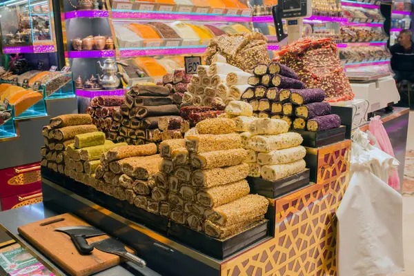 Pazar yerinde fındıklı ve ballı Türk tatlısı