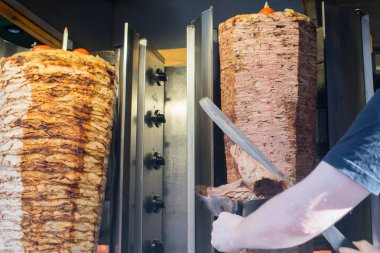 Dönen ızgarada Türk kebap ya da kebap pişiren tanınmamış biri. İstanbul, Türkiye