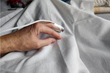 Tek kullanımlık bir cihazla hastanedeki kan oksijeni seviyesini izlemek