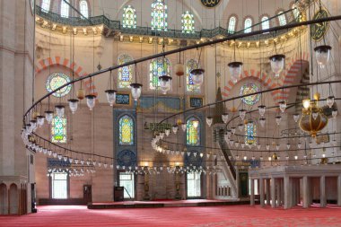Süleyman Camii İstanbul 'un en iyi bilinen yerlerinden biri ve Üçüncü Tepe' den Haliç 'in çevresindeki kentin geniş bir manzarasına hükmediyor..